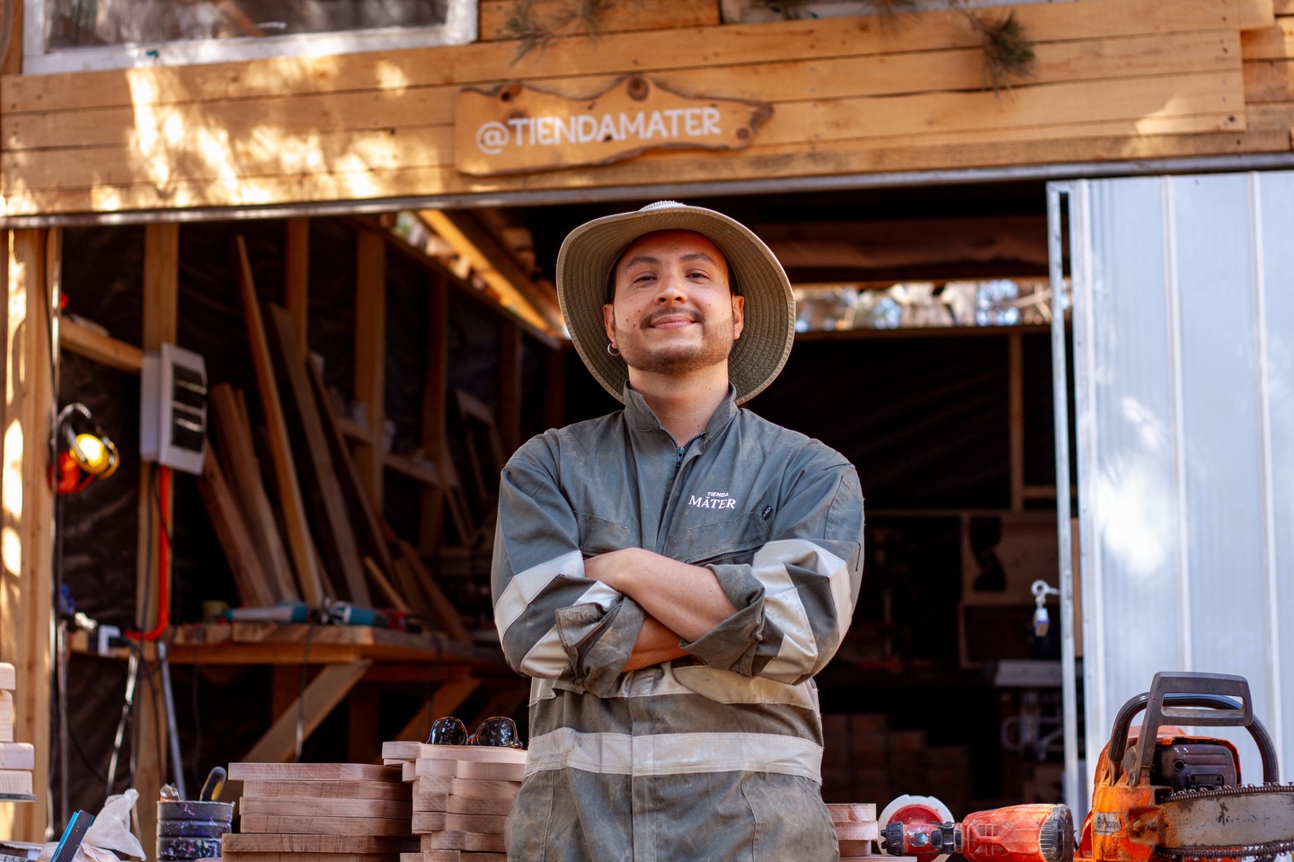 Vicente Nova, fundador de Tienda Mater, en su taller de Algarrobo