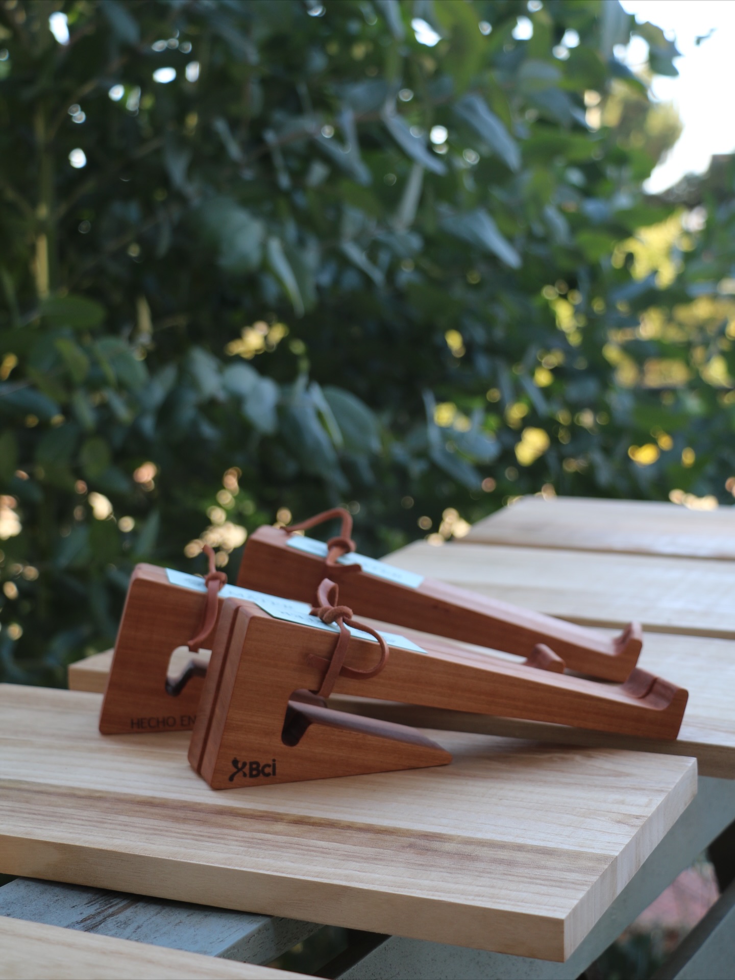 Soportes de escritorio de madera con marca grabada Bci